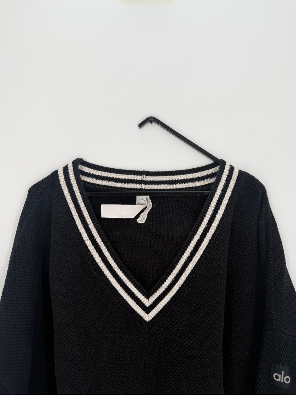Alo Yoga Tennis Club Knit V Neck Sweater Pullover Top In Black/Ivory